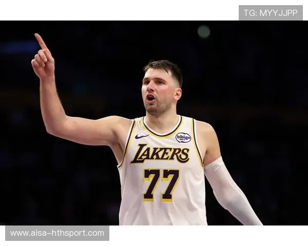 东契奇挡拆后外线空位稳稳命中,独行侠扩大优势 东契奇挡拆后外线空位稳稳命中,独行侠扩大优势