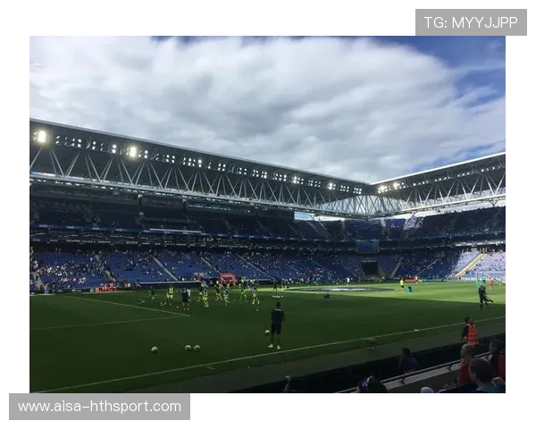 哥伦比亚边路突入制造点球变局:足球场上的精彩瞬间