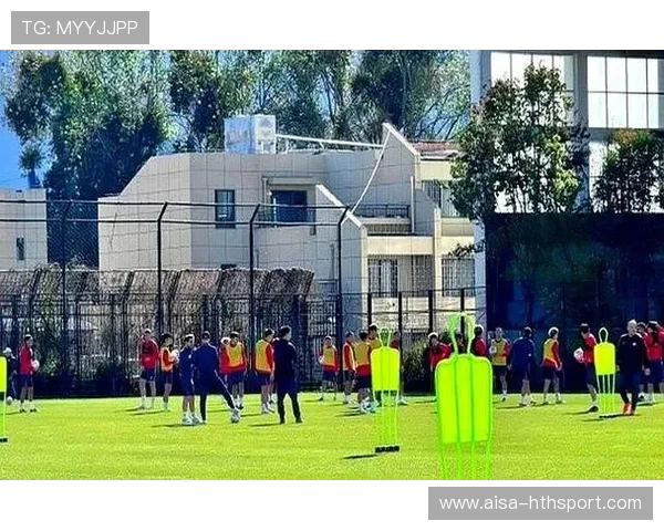 石家庄功夫牛梓屹中场抢断，顺势直传打到身后